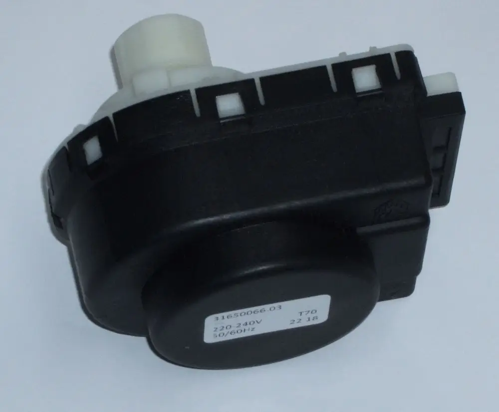Schwarzes, kompaktes Bauteil mit einem Anschluss und einem herausstehenden weißen Teil. Möglicherweise ein Motor oder Ventil, erkennbar als Produkt von Daikin.